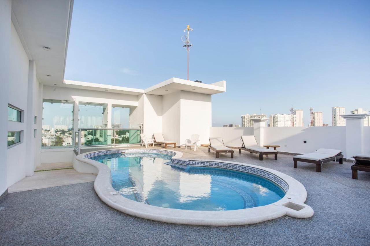 Capital O Cancun Ocean View, Cancun Exterior photo Rooftop pool