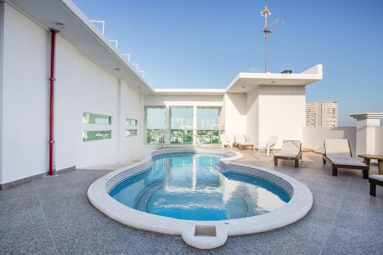 Capital O Cancun Ocean View, Cancun Exterior photo Rooftop pool